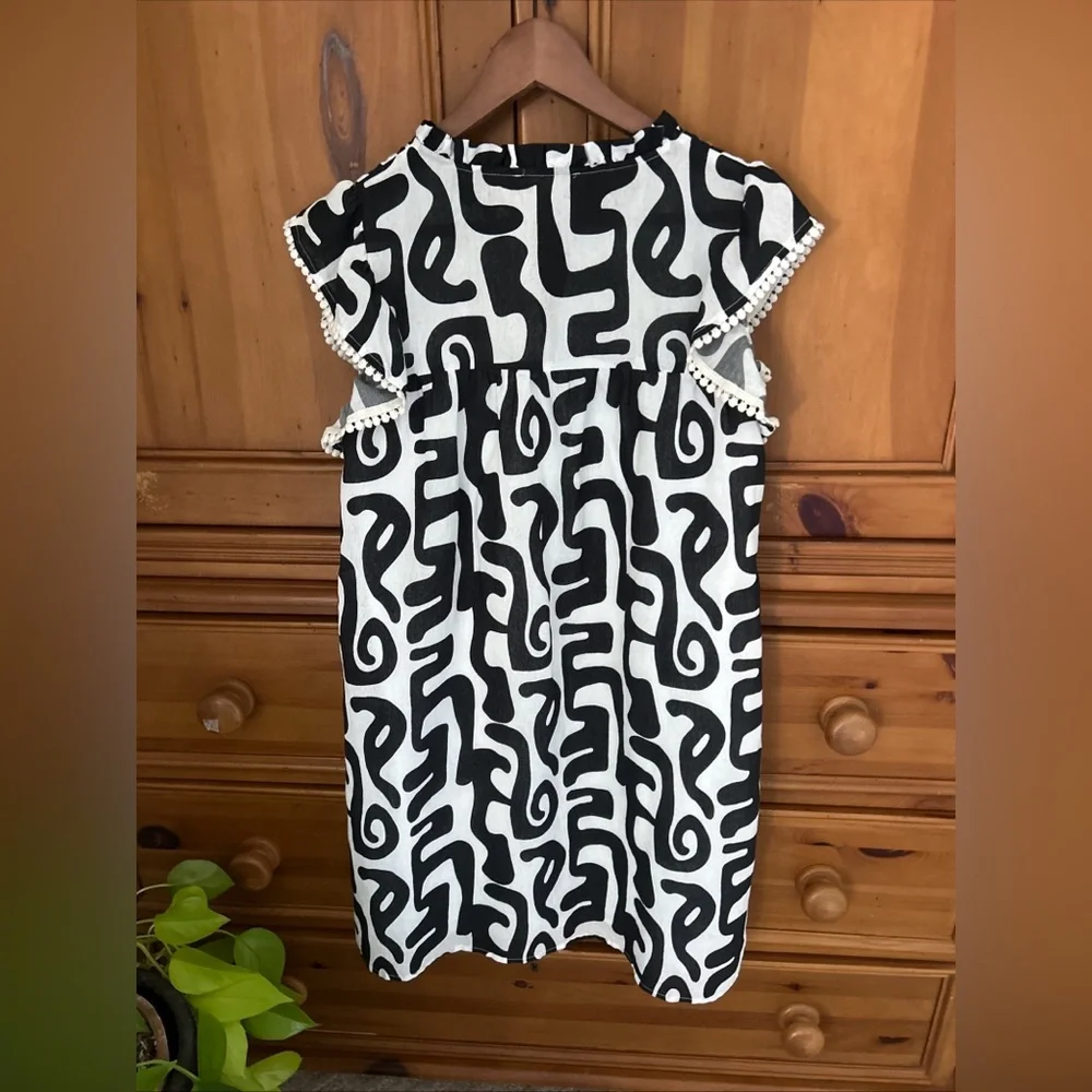 THML Black White Abstract FLORAL Embroidered FLUTTER SLEEVE Mini DRESS Sz S Boho - Picture 4 of 6